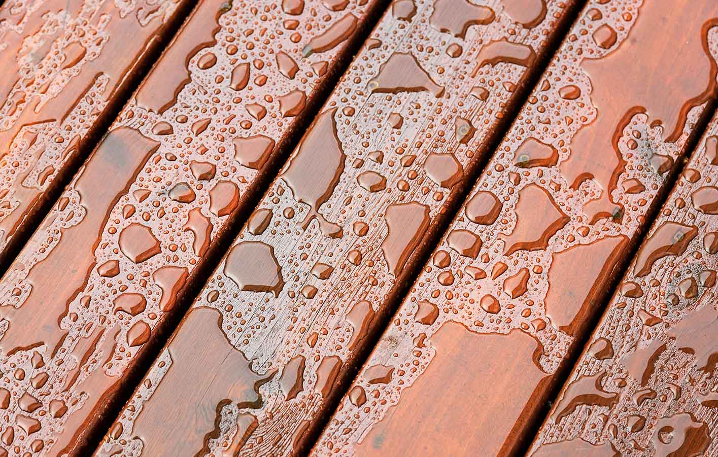 Schützen Sie Holz vor Wetter und Nässe. Poolumrandung aus Holz mit Wasser, Holz ist lackiert, daher geschützt.