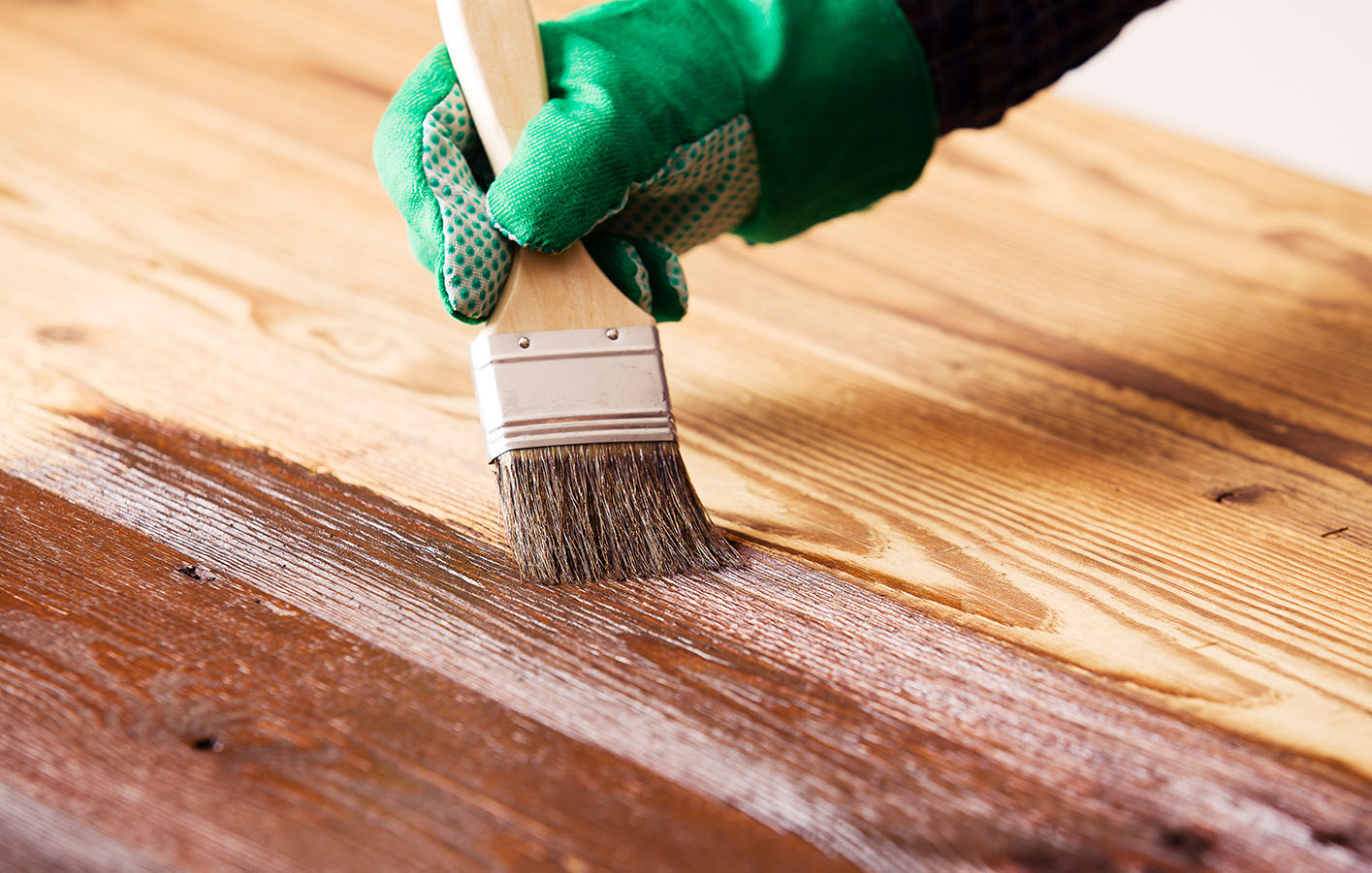 Vielfältige Farben zum Lackieren von Holzoberflächen. Farbfächer und Pinsel für den Holzschutz