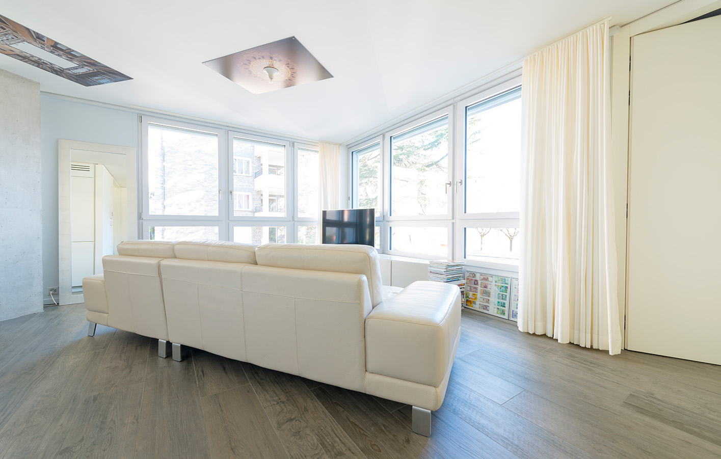 Korkböden in verschiedenen Oberflächen bei uns erhältlich Wohnzimmer mit weißem Sofa