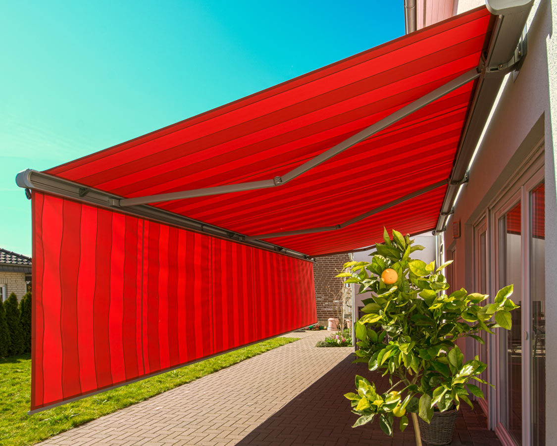 Markisen als variable Terrassenüberdachung Nahaufnahme einer roten Markise
