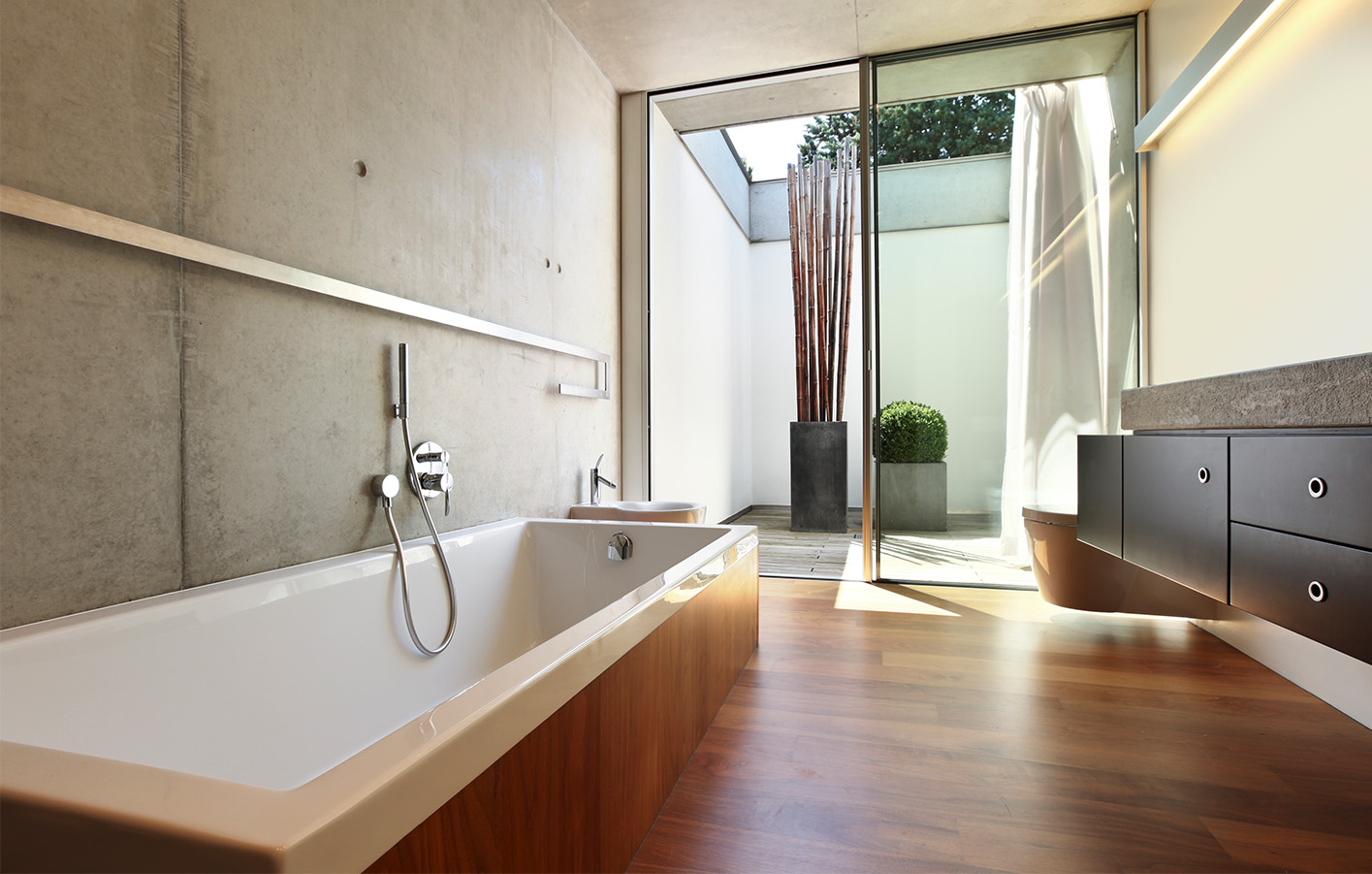 Korkboden für das Badezimmer – natürlich und pflegeleicht Modernes Badezimmer mit wasserfestem Korkboden und stilvollem Interieur