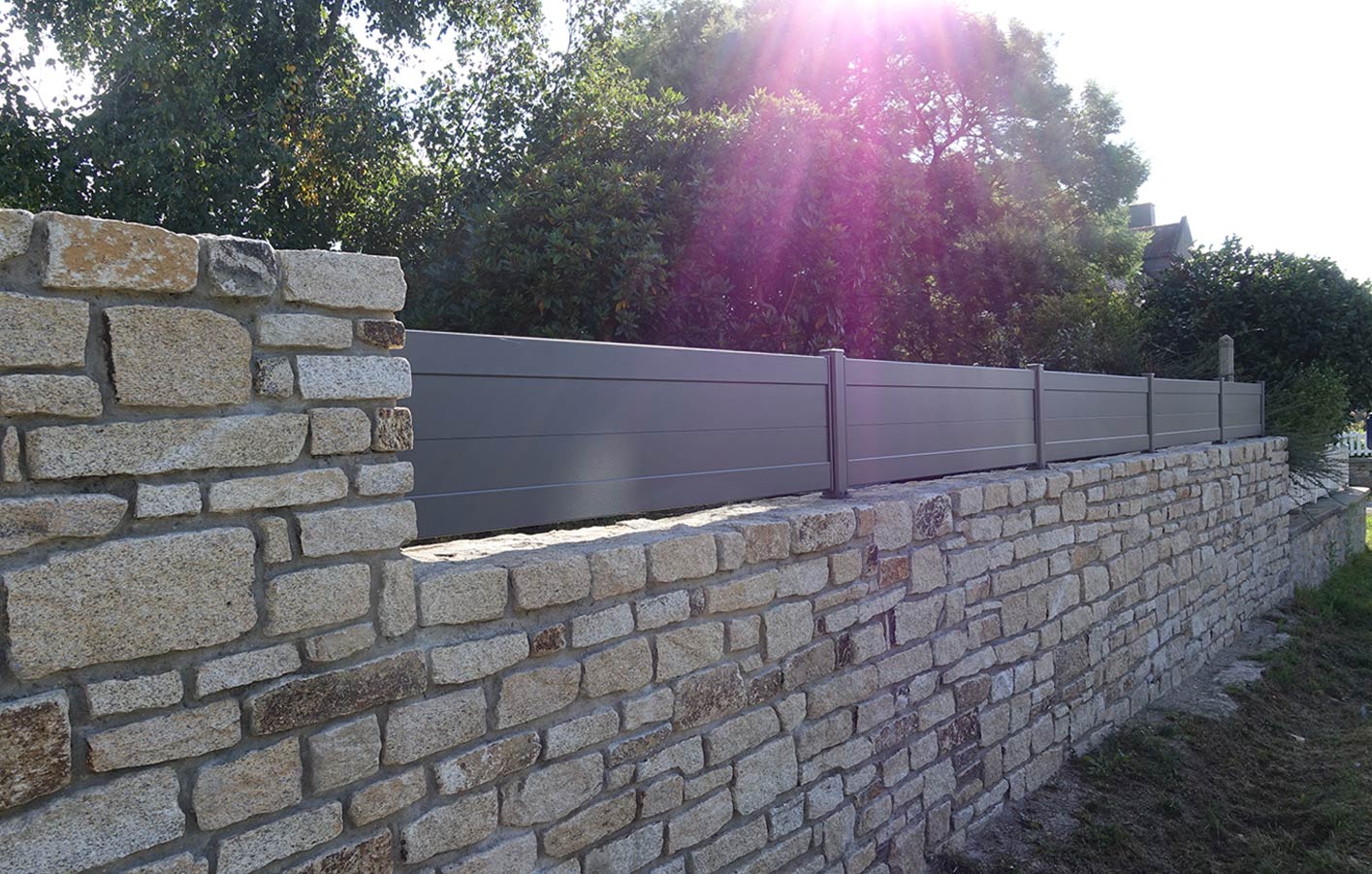 Sichtschutz kombiniert: Steinmauer mit WPC-Zaun wunderschöne Steinmauer mit WPC-Zaun kombiniert