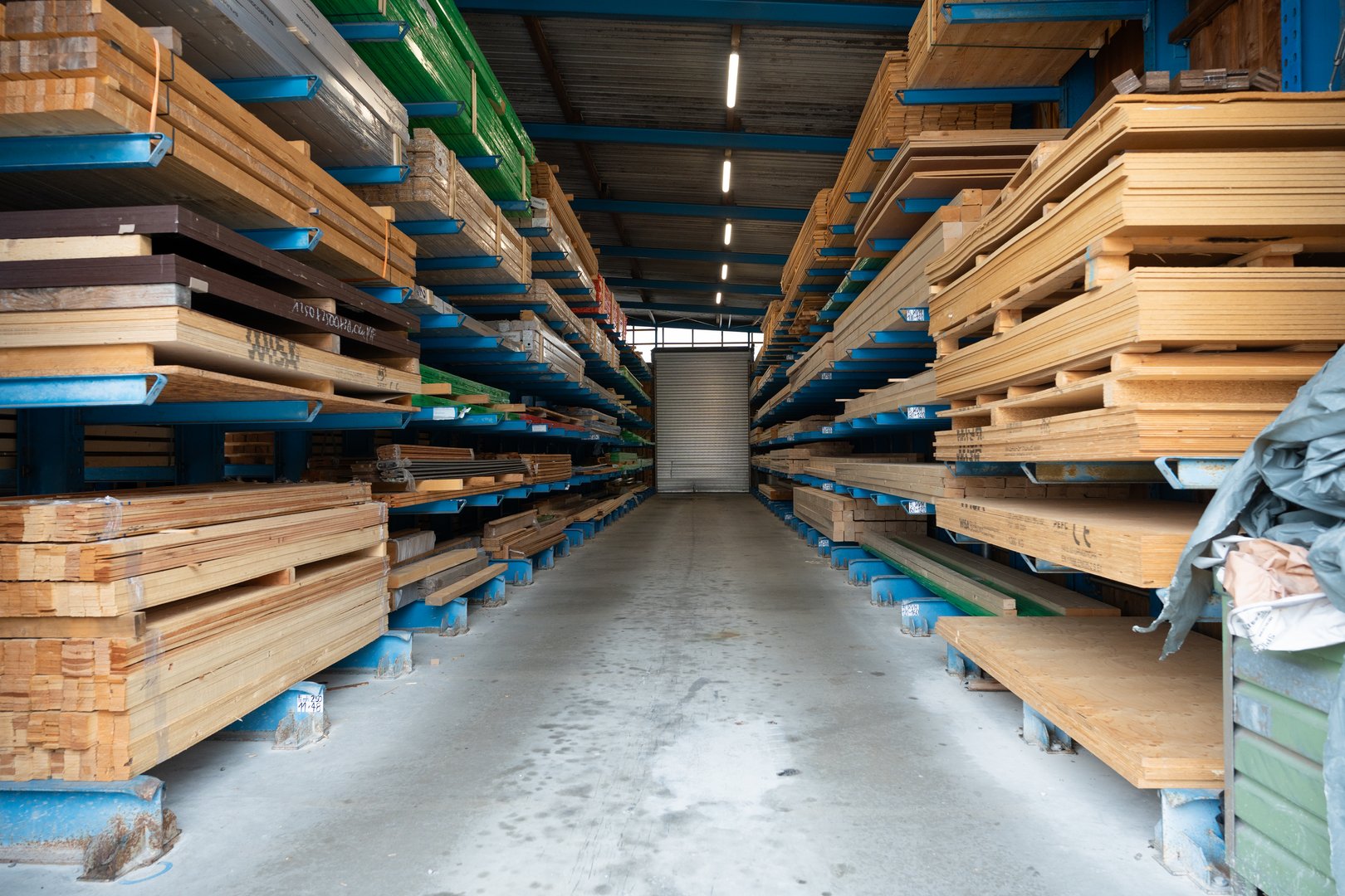 Bauholz, Latten und Bretter beim Holzfachmarkt Embacher im Lager
