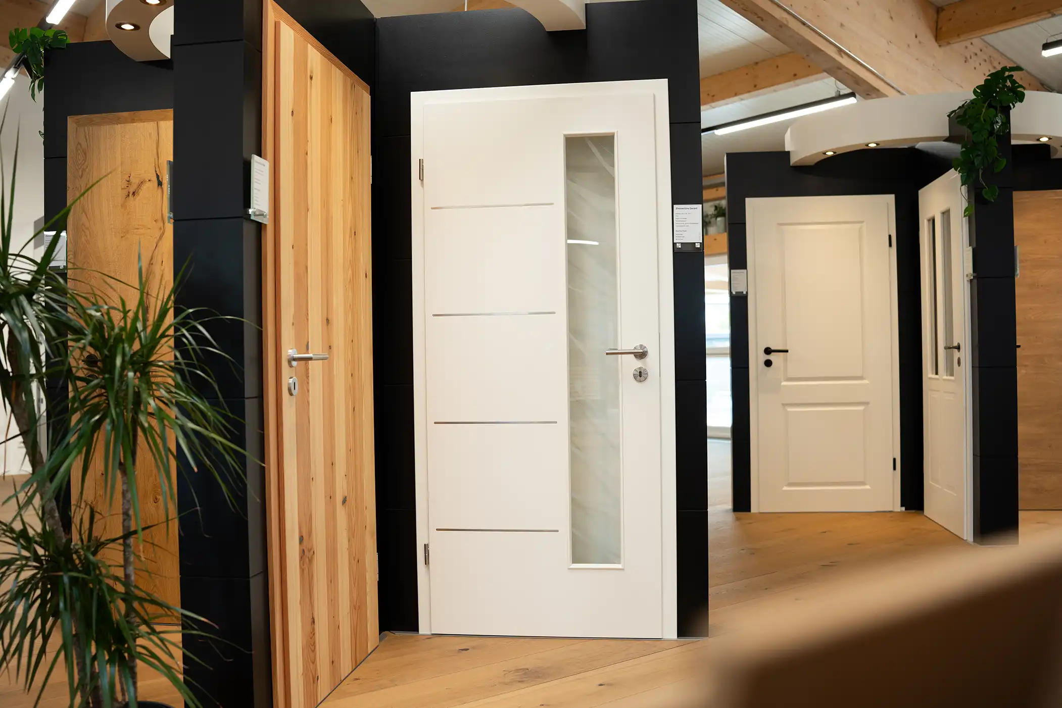 Innentüren in der Ausstellung vom Holzfachmarkt Embacher 