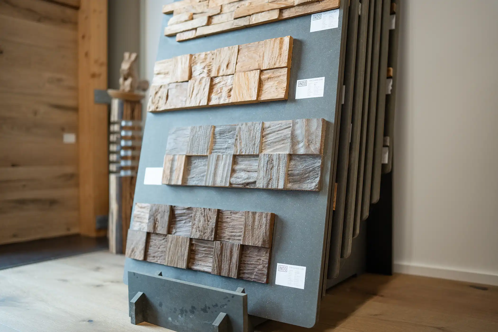 Muster für moderne Wandverkleidung in der Ausstellung vom Holzfachmarkt Embacher in Staig nahe Ulm