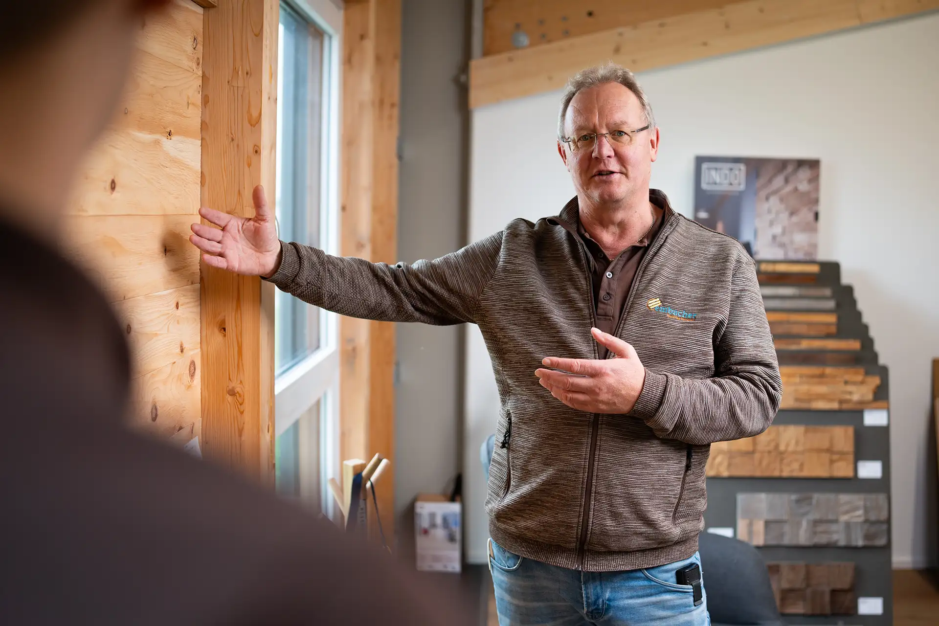 Herr_Embacher_praesntiert_Wandverkleidung_04309.webp