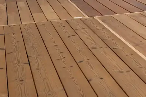 Terrassendielen in der Ausstellung beim Holzfachmarkt Embacher