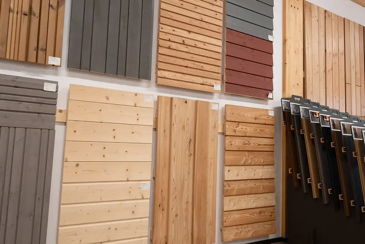 Fassaden und Fassadenholz in der Ausstellung beim Holzfachmarkt Embacher
