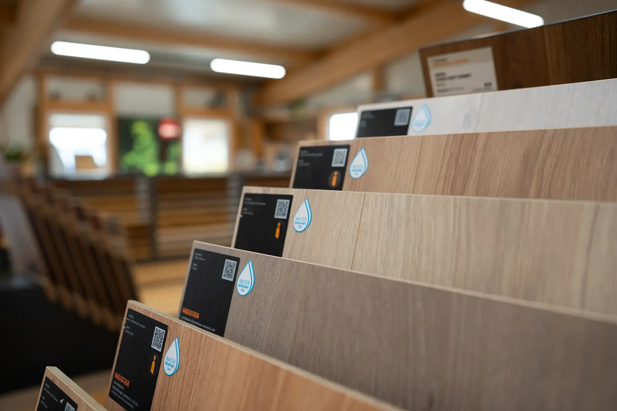 Nahaufnahme Bodenpräsenter beim Holzfachmarkt Embacher