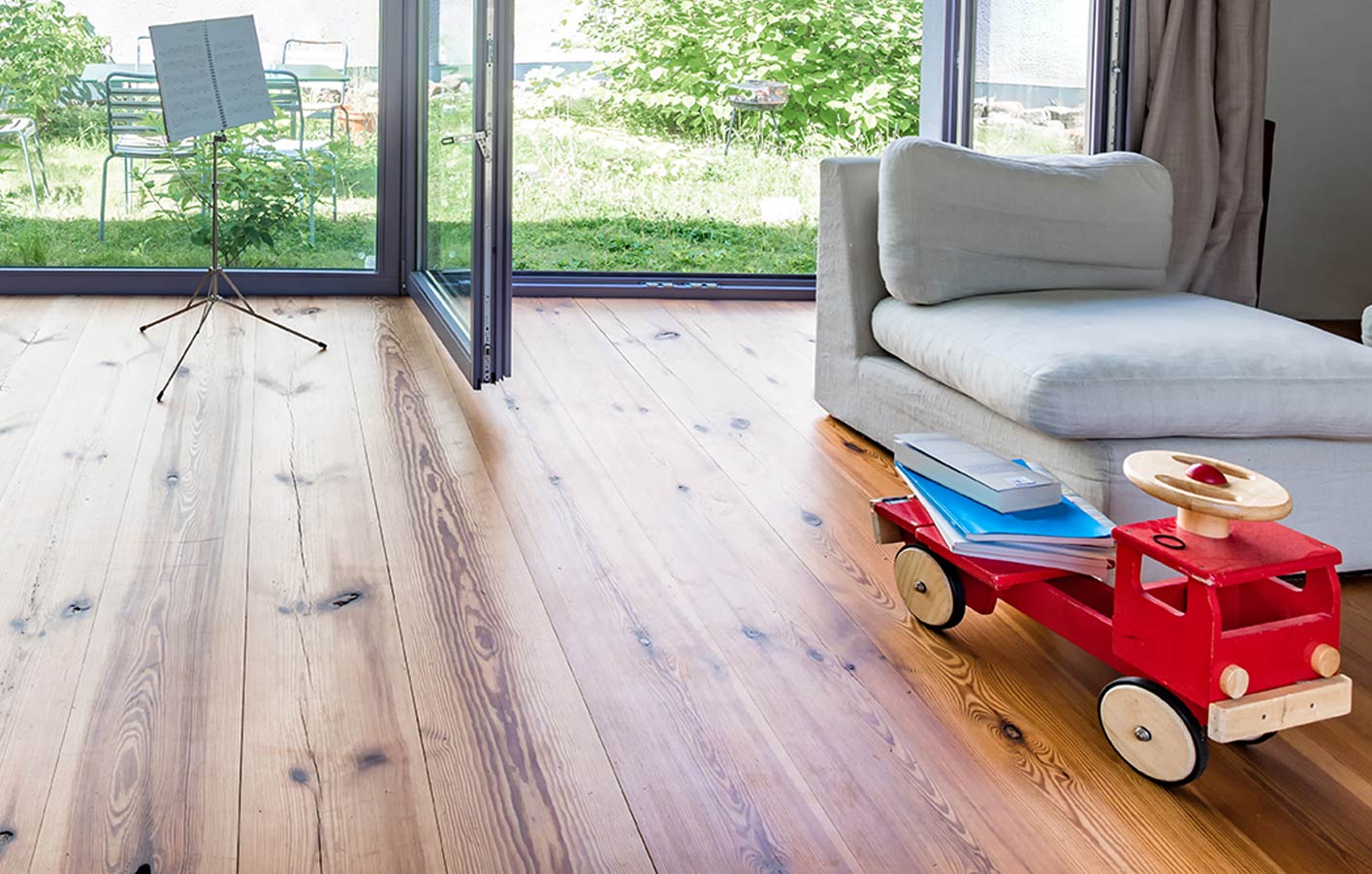 Massivholzdiele in Wohnzimmer Szene 