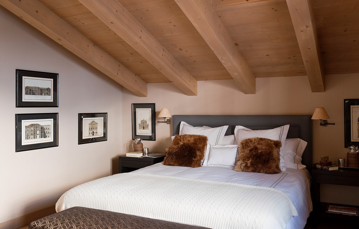 Ein gemütliches Schlafzimmer mit Massivholzdecke