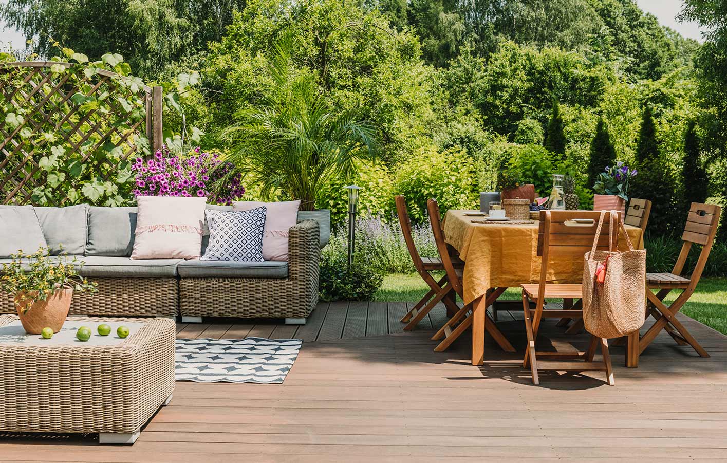 Gartenterrasse mit Möbeln in einem schönen Sommerambiente im Grünen