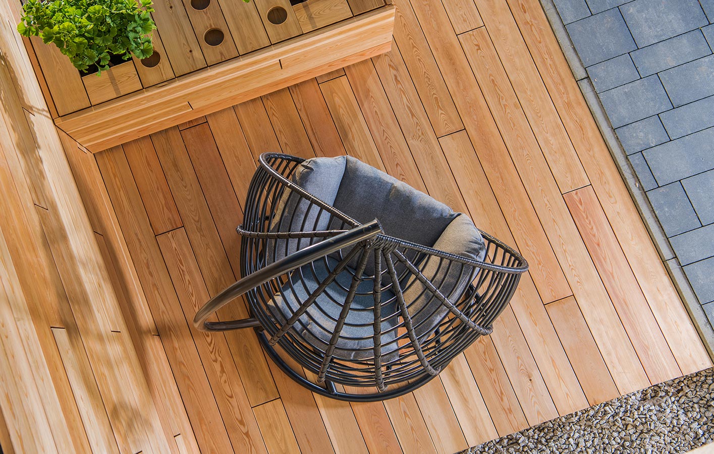 Gartenstuhl auf einer Terrasse aus der Vogelperspektive