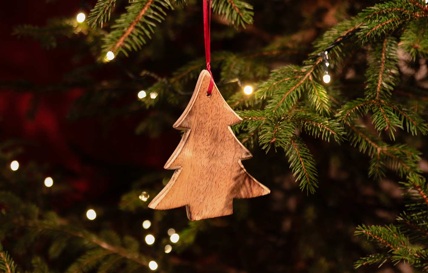2023_GI-1076199352_Weihnachten_Baum_Holzschmuck_MS.jpg
